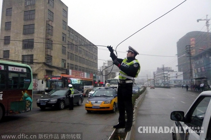 安徽芜湖通信缆线坠落 交警托举150分钟保安全
