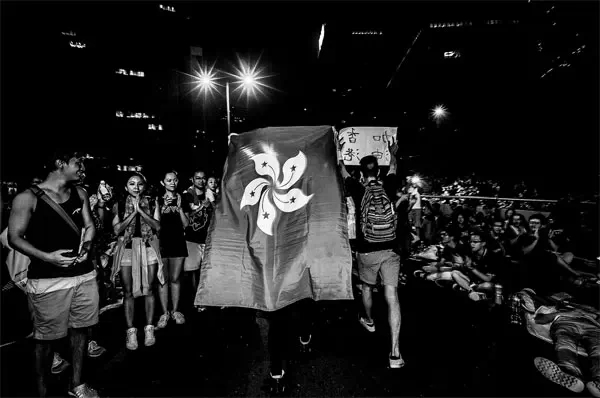 黑白里的繁华：一个菲佣镜头下的香港