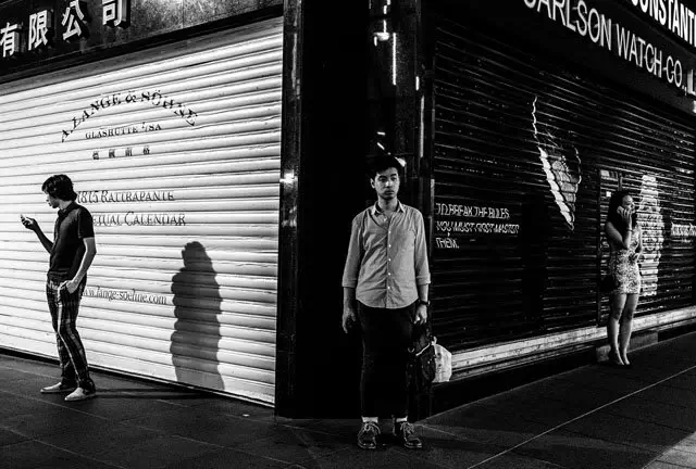黑白里的繁华：一个菲佣镜头下的香港