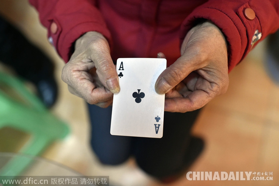 重庆大妈创造“纸牌屋” 扑克牌变成优雅青花瓷