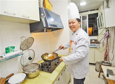 重庆兴起预约厨师上门做年夜饭服务 比吃酒店划算