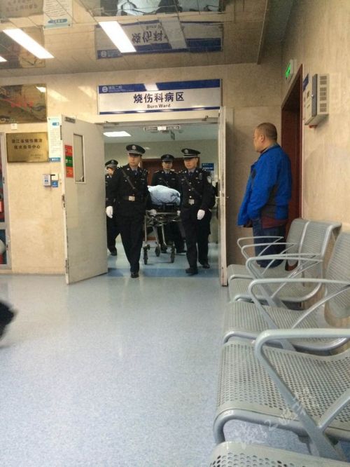 “杭州7·5公交纵火案”庭审 被告人躺病床上出庭