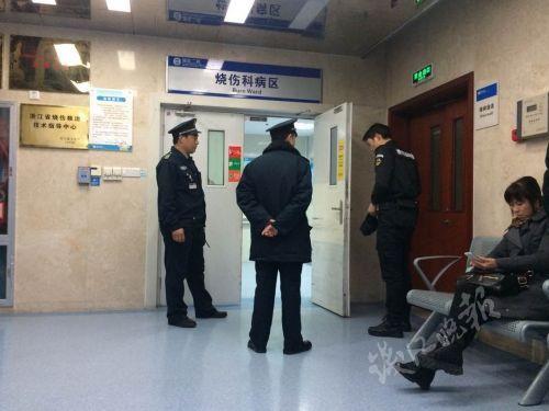 “杭州7·5公交纵火案”庭审 被告人躺病床上出庭