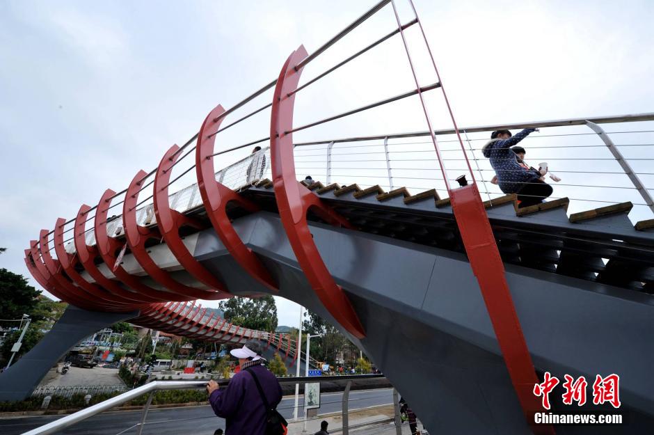 厦门最文艺的天桥“鱼桥”投入使用