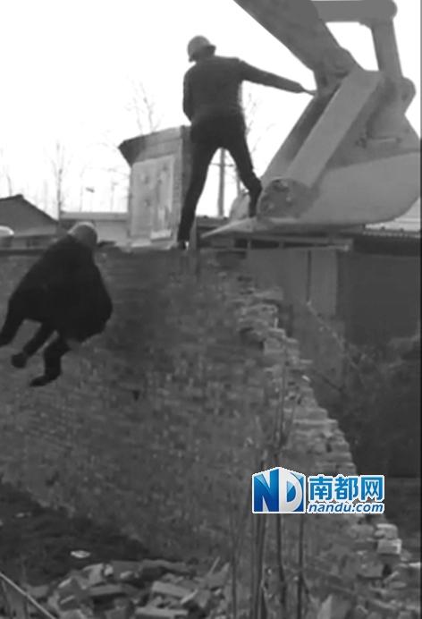 网曝河南焦作“震撼强拆”：阻拆者被摔下墙