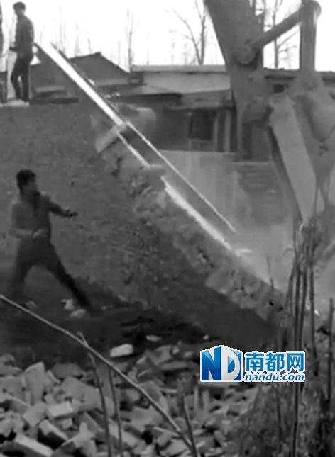 网曝河南焦作“震撼强拆”：阻拆者被摔下墙