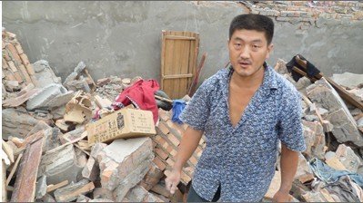 网曝河南焦作“震撼强拆”：阻拆者被摔下墙