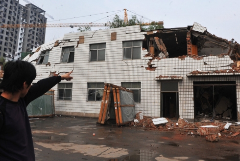 网曝河南焦作“震撼强拆”：阻拆者被摔下墙