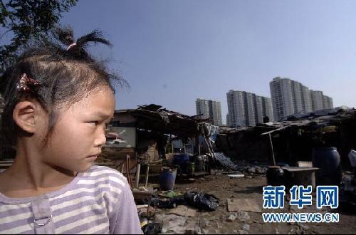 网曝河南焦作“震撼强拆”：阻拆者被摔下墙