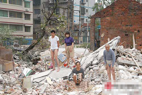 网曝河南焦作“震撼强拆”：阻拆者被摔下墙