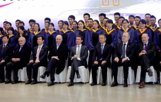 法国总理瓦尔斯出席中国民航大学中欧航空工程师学院第二届学生毕业典礼