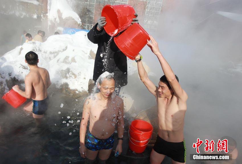 吉林寒冬腊月上演另类“冰桶挑战”