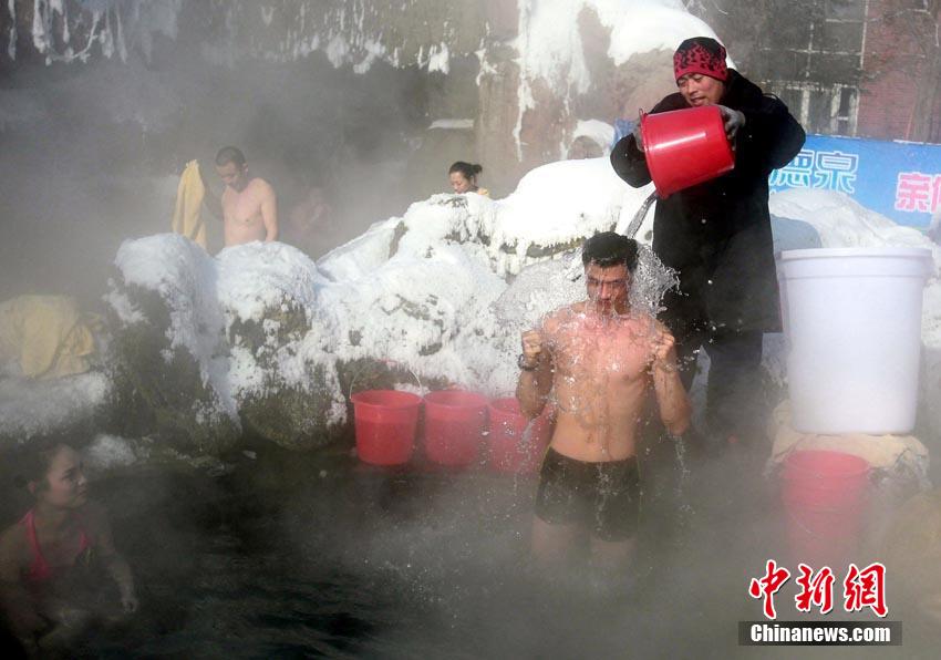 吉林寒冬腊月上演另类“冰桶挑战”