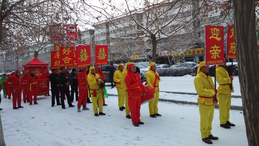 大雪天阿克苏新郎八抬大轿迎娶新娘