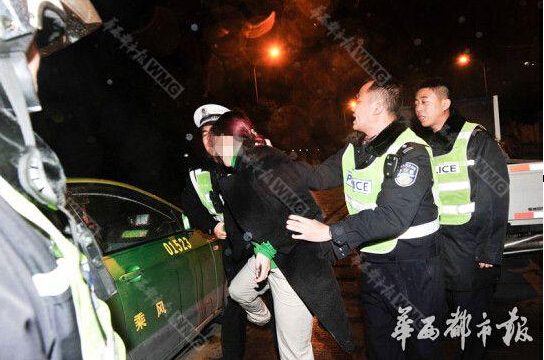 宝马女司机疑酒驾:狂吻路人脱衣示威脚踹交警下体