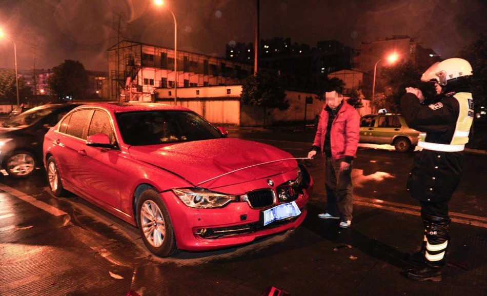 宝马女司机疑酒驾:狂吻路人脱衣示威脚踹交警下体