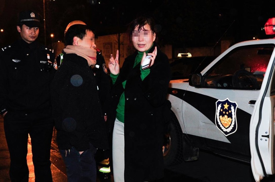 宝马女司机疑酒驾:狂吻路人脱衣示威脚踹交警下体