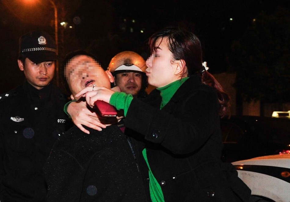宝马女司机疑酒驾:狂吻路人脱衣示威脚踹交警下体