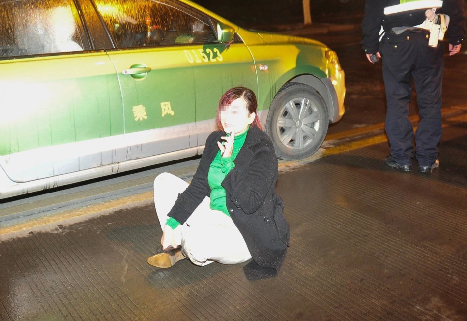 宝马女司机疑酒驾:狂吻路人脱衣示威脚踹交警下体