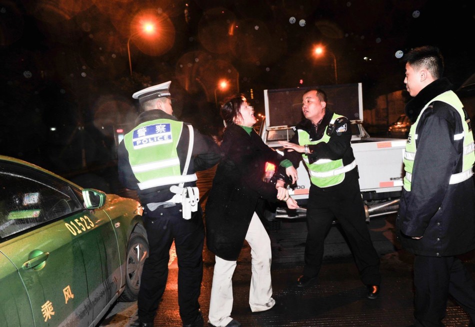 宝马女司机疑酒驾:狂吻路人脱衣示威脚踹交警下体