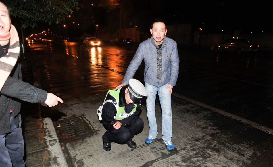 宝马女司机疑酒驾:狂吻路人脱衣示威脚踹交警下体