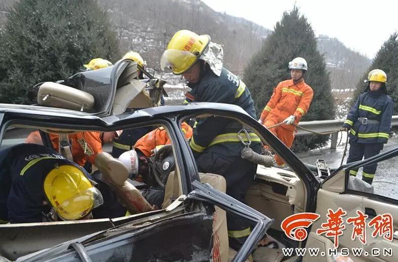 陕西310国道小轿车追尾大货车 致3死3伤