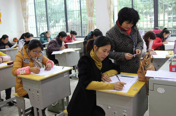 稀奇 重庆一中学请家长做监考 全年级共176位家长参与