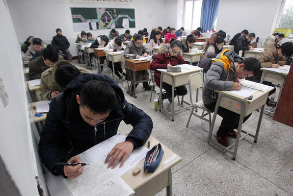 稀奇 重庆一中学请家长做监考 全年级共176位家长参与