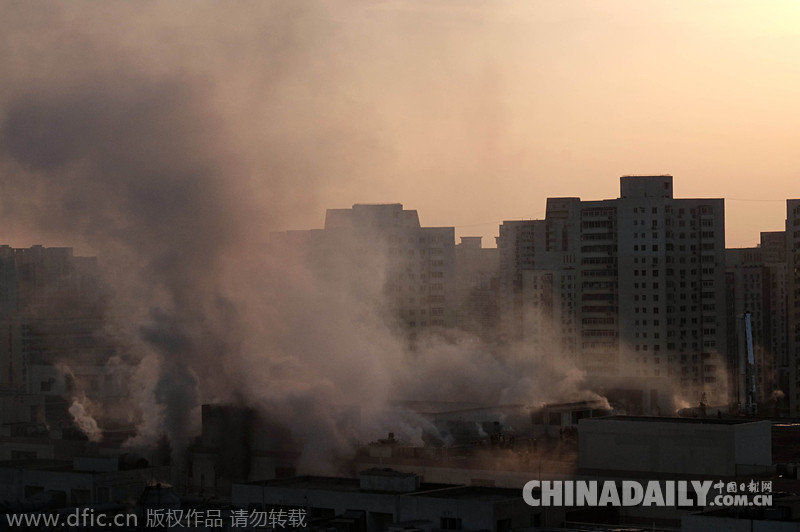 北京一商城大火 连烧三天浓烟不散