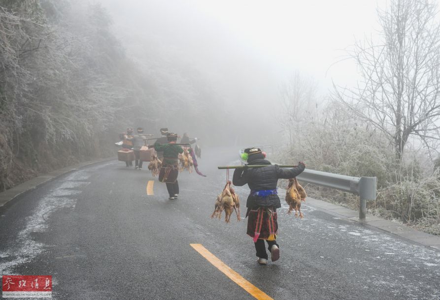 贵州雷山道路冰冻 行人扛年货步行回家