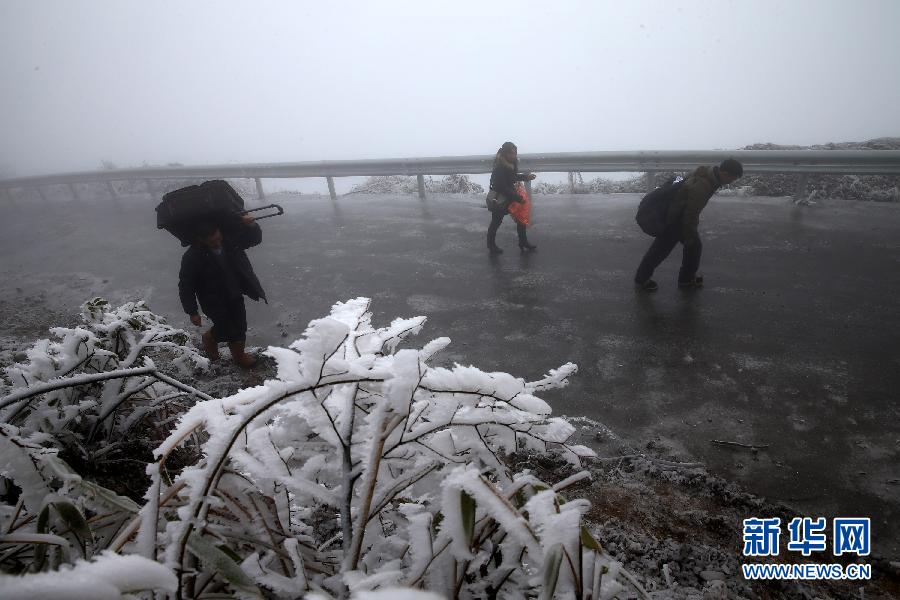 重庆黔江遭遇雨雪冰冻天气