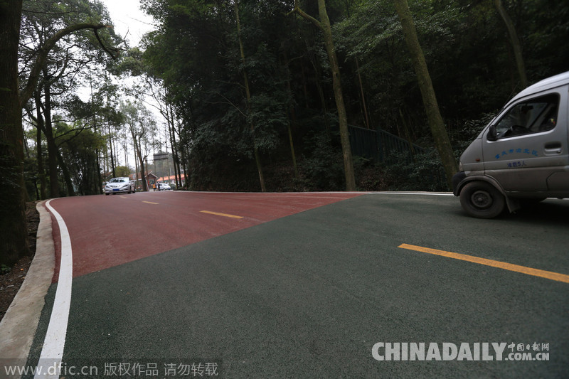 重庆首条彩色公路正式投入使用有效缓解视觉疲劳