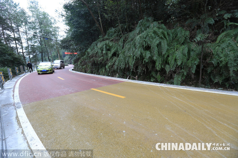 重庆首条彩色公路正式投入使用有效缓解视觉疲劳