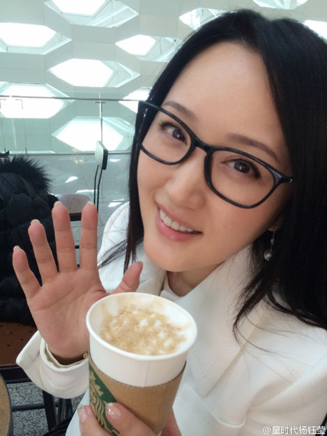 43岁杨钰莹咖啡馆自拍 一身白衣清纯如学妹