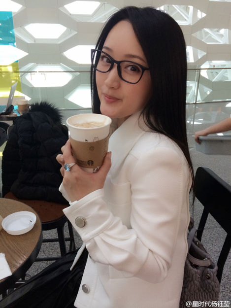 43岁杨钰莹咖啡馆自拍 一身白衣清纯如学妹