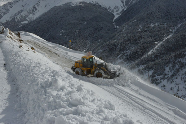 风雪中的坚守——云南德钦公路管理段除雪抢通纪实