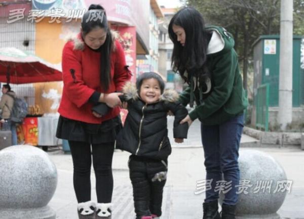 贵州三岁女孩罹患脑瘤　笑对病情坚持练走路