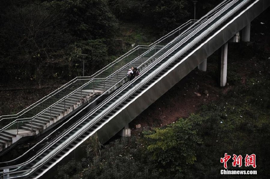 重庆土坡上建自动扶梯便于市民出行