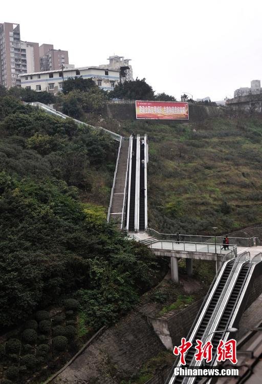 重庆土坡上建自动扶梯便于市民出行
