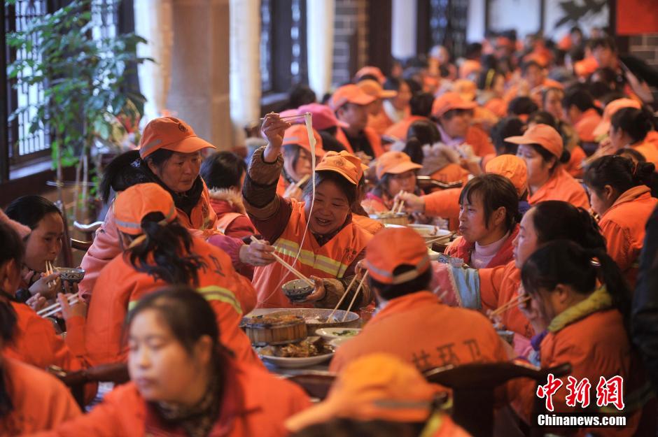 重庆一餐饮老板请556名环卫工吃团年饭