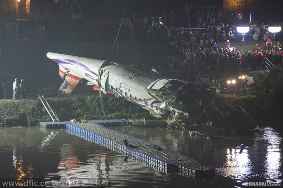 台湾坠机事件深夜搜救现场 罹难人数上升至31人