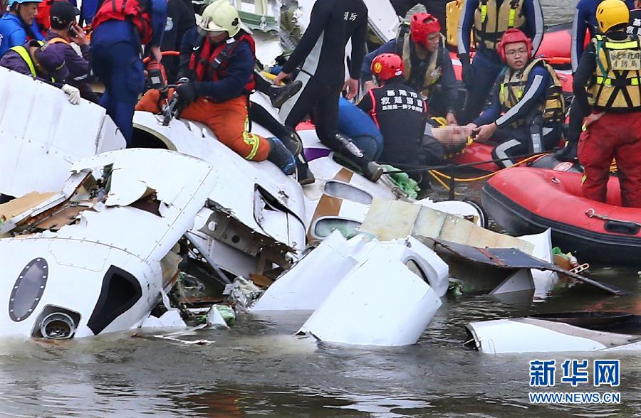 直击台湾复兴航空坠河客机搜救现场