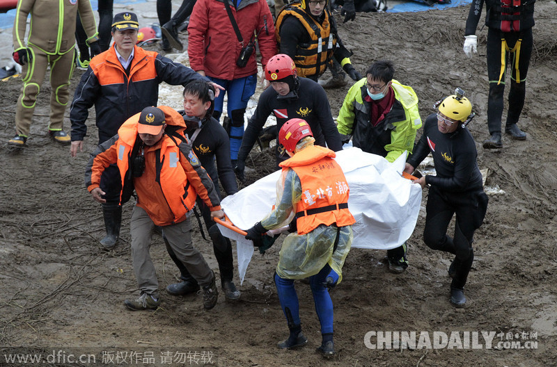 台湾失事航班打捞工作持续 大陆游客家属抵达现场悲痛欲绝