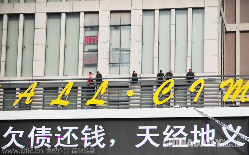 洛阳农民工闹市刷“LED屏”讨工资