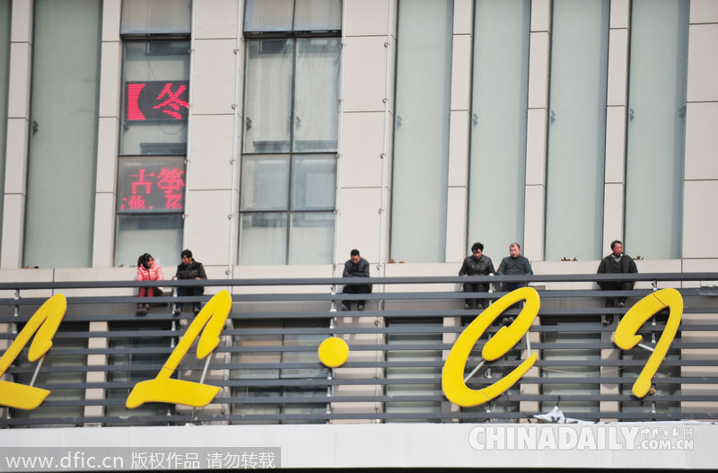 洛阳农民工闹市刷“LED屏”讨工资