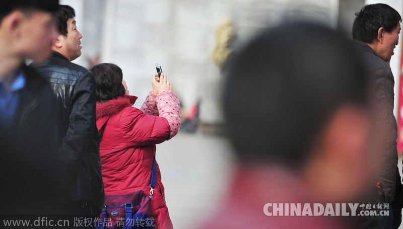 洛阳农民工闹市刷“LED屏”讨工资