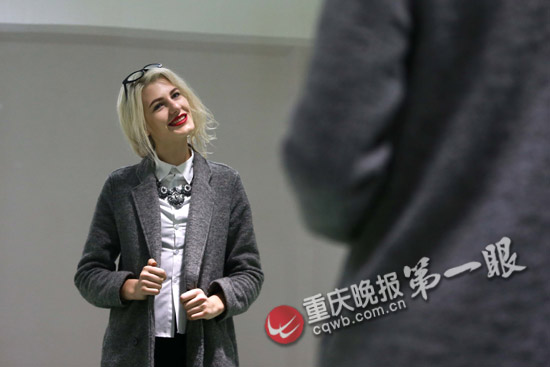 春节期间无生意 外国车模也买特产回家过年