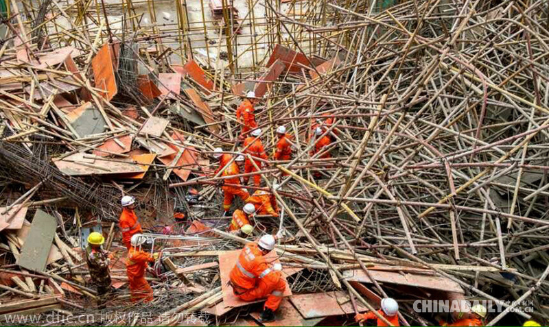 云南文山一工地发生脚手架坍塌 致多人被困