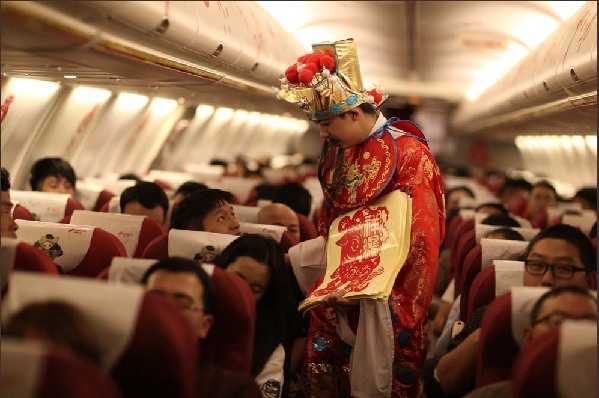 祥鹏航空举办春节特色客舱活动 空乘化身财神“送爱回家”