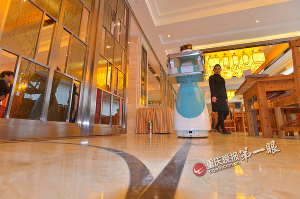 爱打招呼会喊让路 重庆第一个餐饮服务机器人是个美女